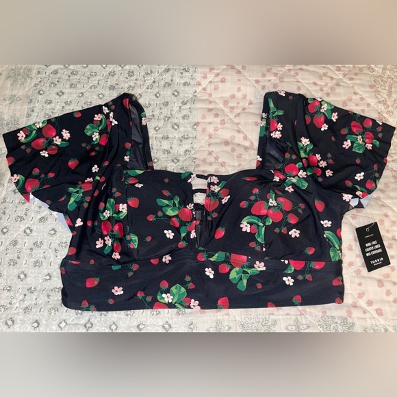 Retro Chic by Torrid flutter sleeve top and shorts strawberry bathing.  Size 0x - Picture 2 of 10